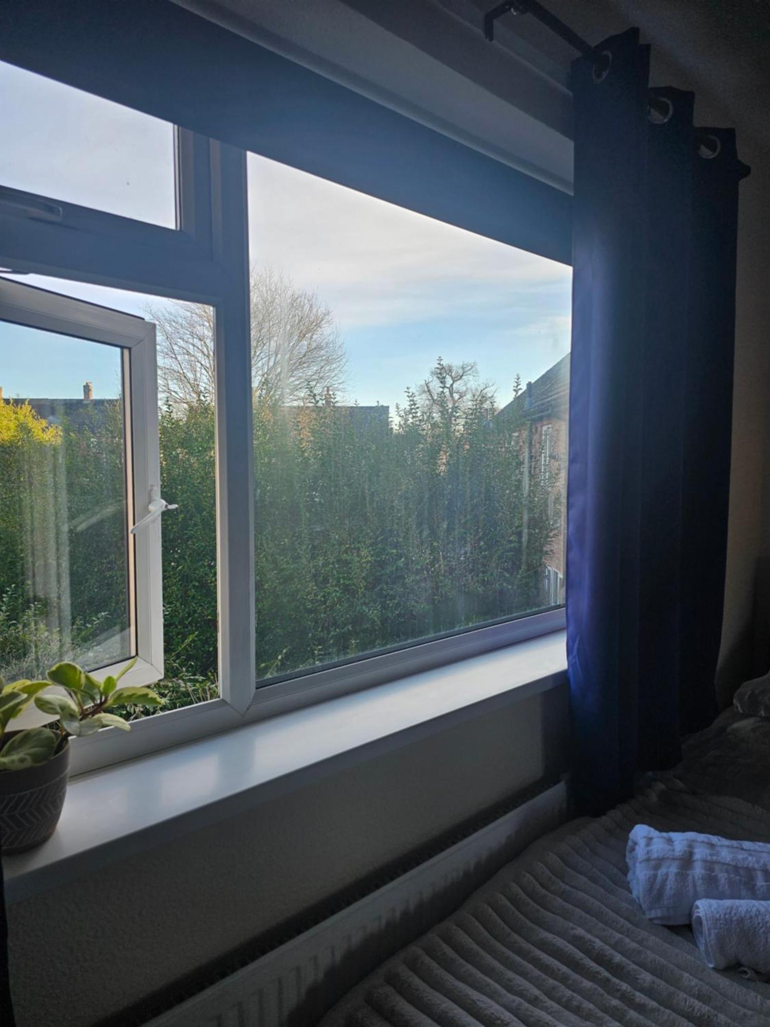 Double Bedroom Located Close To Manchester Airport Wythenshawe Bagian luar foto