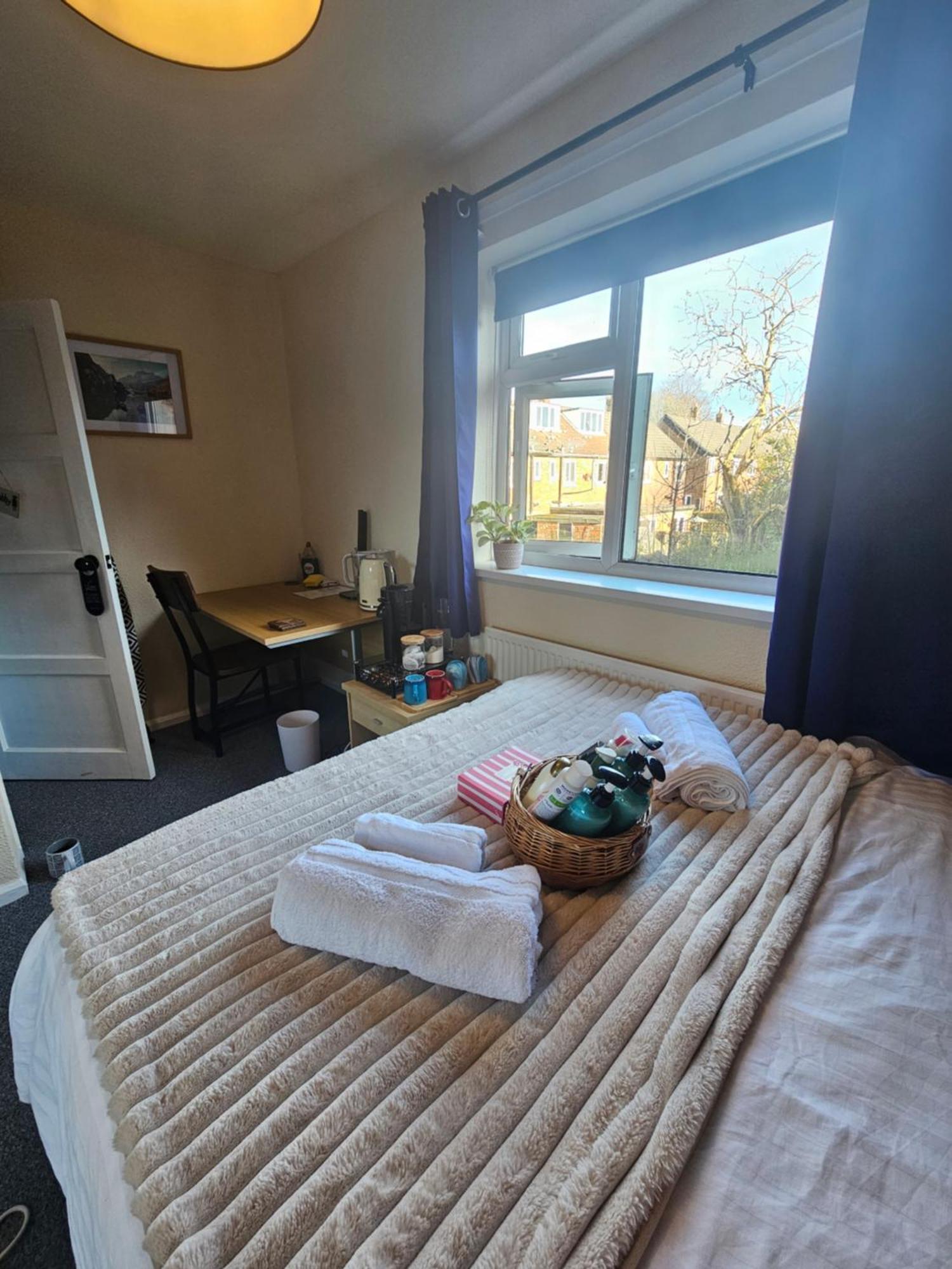 Double Bedroom Located Close To Manchester Airport Wythenshawe Bagian luar foto