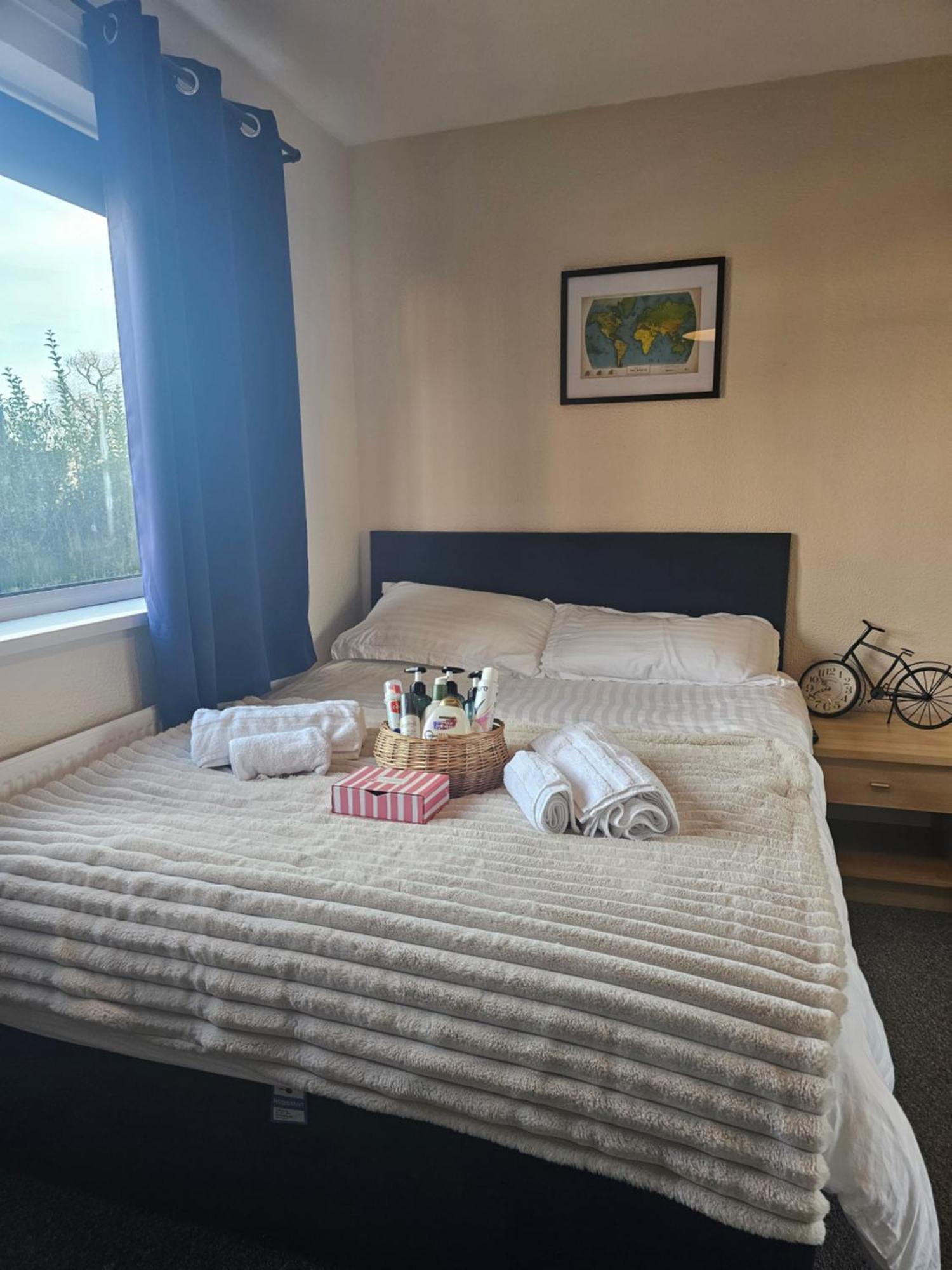 Double Bedroom Located Close To Manchester Airport Wythenshawe Bagian luar foto