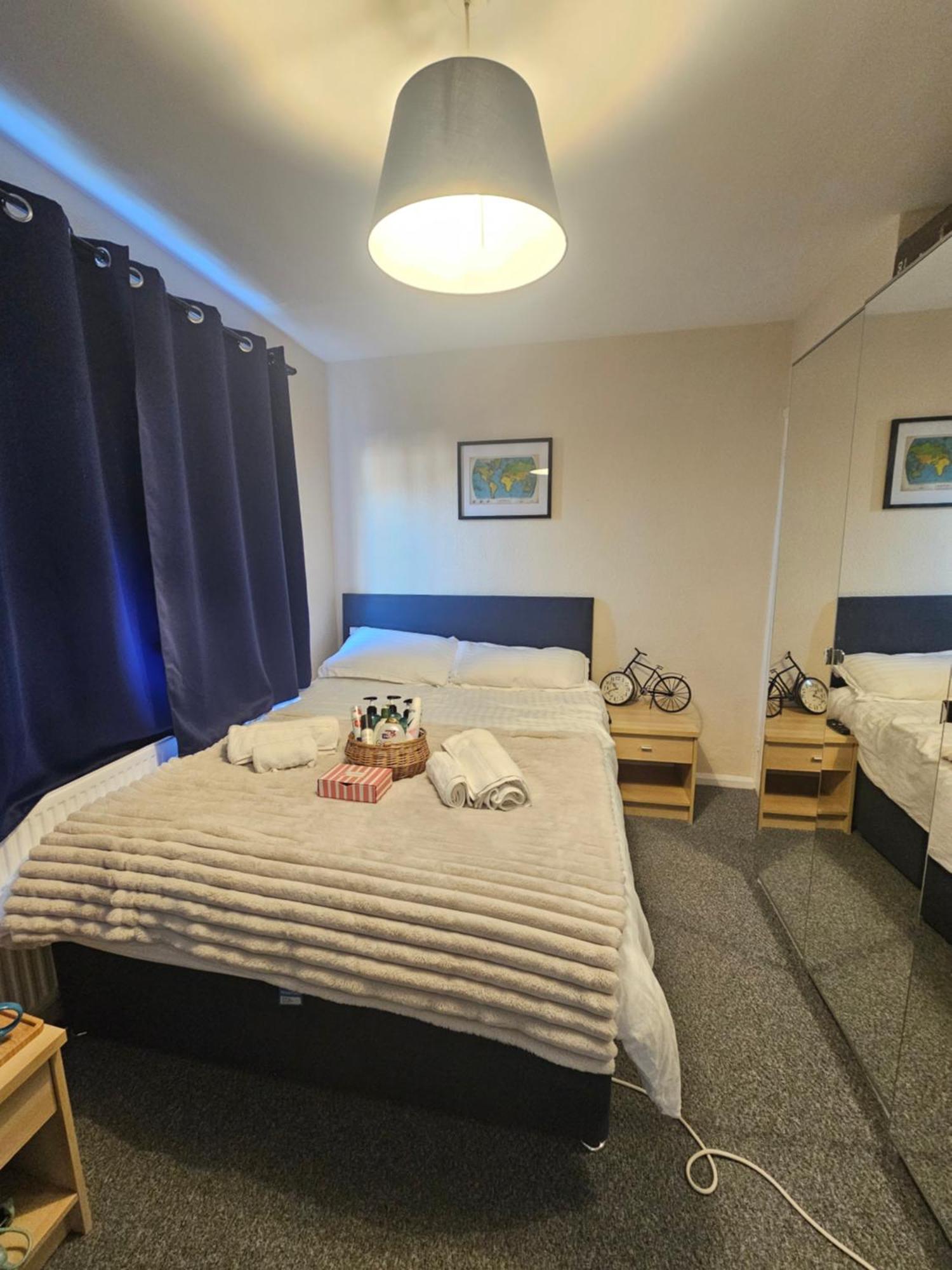 Double Bedroom Located Close To Manchester Airport Wythenshawe Bagian luar foto
